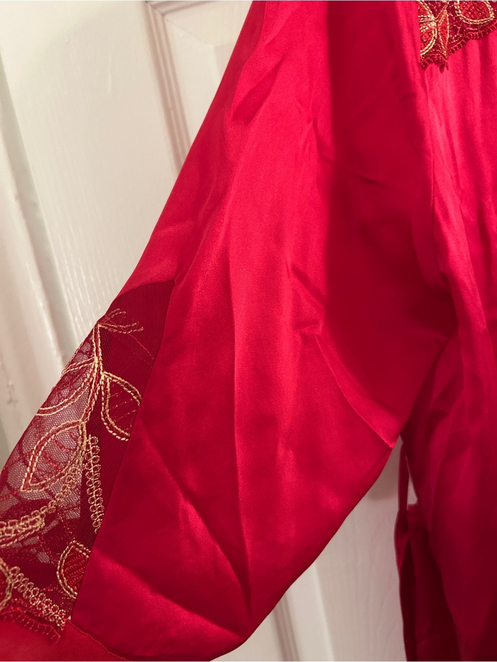 Red silk robe - Picture 3 of 10